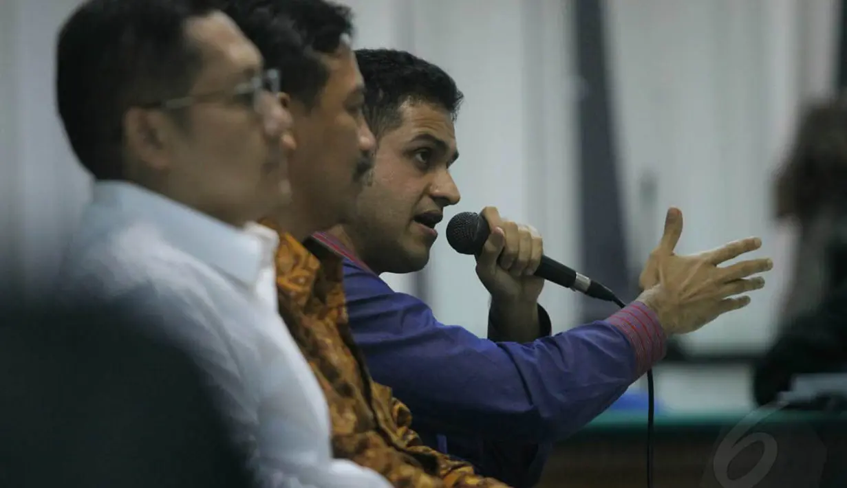 Mantan Ketum Demokrat Anas Urbaningrum dan mantan bendahara Demokrat M. Nazaruddin menunjukkan sikap tidak akur dengan saling bantah keterangan yang disampaikan di Pengadilan Tipikor, Selasa (13/5/14).(Liputan6.com/Johan Tallo)