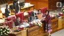Pimpinan DPR menerima berkas tanggapan pemerintah dari Menteri Keuangan Sri Mulyani (kanan) saat rapat paripurna DPR Ke-10 masa Persidangan II Tahun Sidang 2021-2022 di Kompleks Parlemen, Senayan, Jakarta, Selasa (7/12/2021). (Liputan6.com/Angga Yuniar)