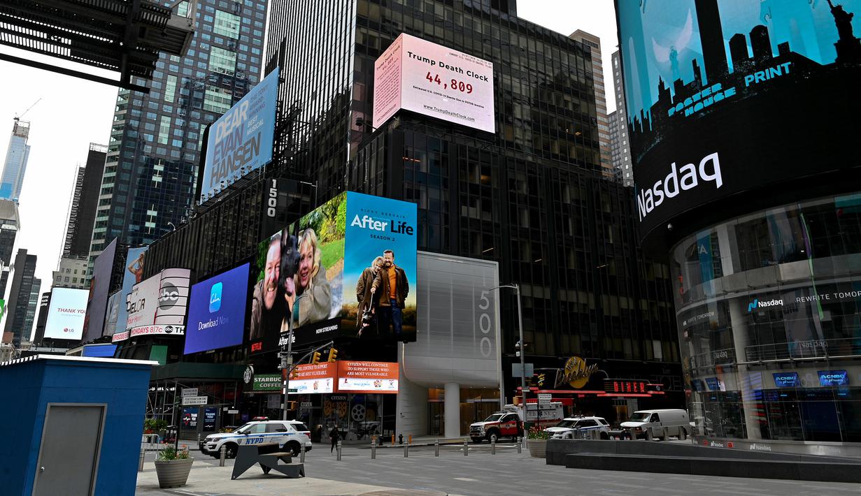 Papan berupa jam kematian yang disebut "Trump Death Clock" di Times Square, New York City pada 8 Mei 2020. Trump Death Clock yang menunjukkan jumlah kematian akibat Covid-19 ini menjadi pengingat bagi Donald Trump angka itu bisa dihindari jikabertindak lebih cepat. (Dia Dipasupil/Getty Images/AFP)