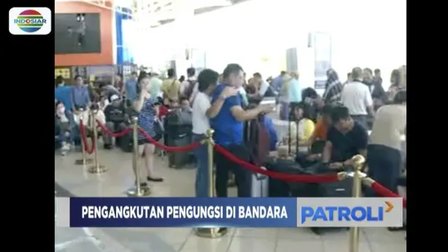 Minta Diungsikan, Warga Korban Gempa Terus Padati Bandara Mutiara Palu