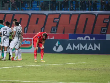 Reaksi pemain Persija Jakarta, Marco Simic saat sejumlah pemain Borneo FC memprotes wasit pada laga pekan ketujuh BRI Liga 2023/2024 di Stadion Patriot Candrabhaga, Bekasi, Rabu (09/08/2023). (Bola.com/Bagaskara Lazuardi)
