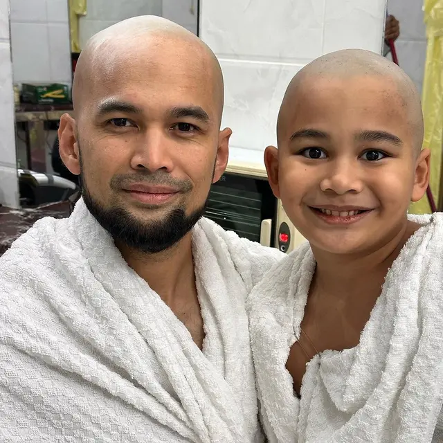 7 Potret Shireen Sungkar dan Teuku Wisnu Jalani Umroh di Akhir 2023, Penuh Syukur