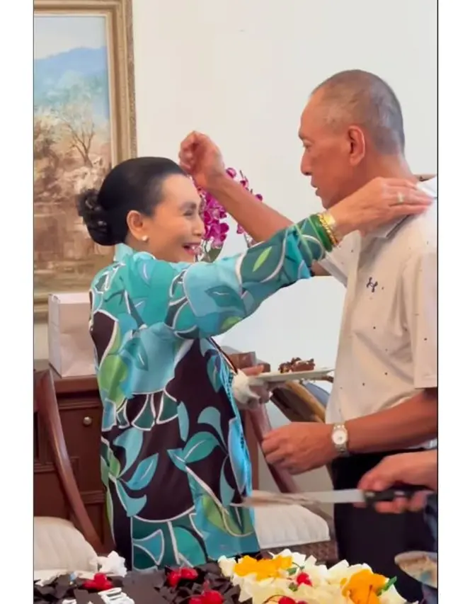 6 Potret Sigit Harjojudanto Putra Kedua Soeharto Bareng Istri, Langgeng 52 Tahun