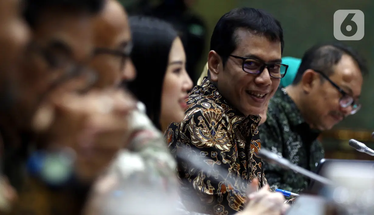 Menteri Pariwisata dan Ekonomi Kreatif Wishnutama Kusubandio rapat kerja dengan Komisi X DPR di Kompleks Parlemen, Jakarta, Kamis (7/11/2019). Rapat membahas program kerja Kementerian Pariwisata dan Ekonomi Kreatif. (Liputan6.com/JohanTallo)