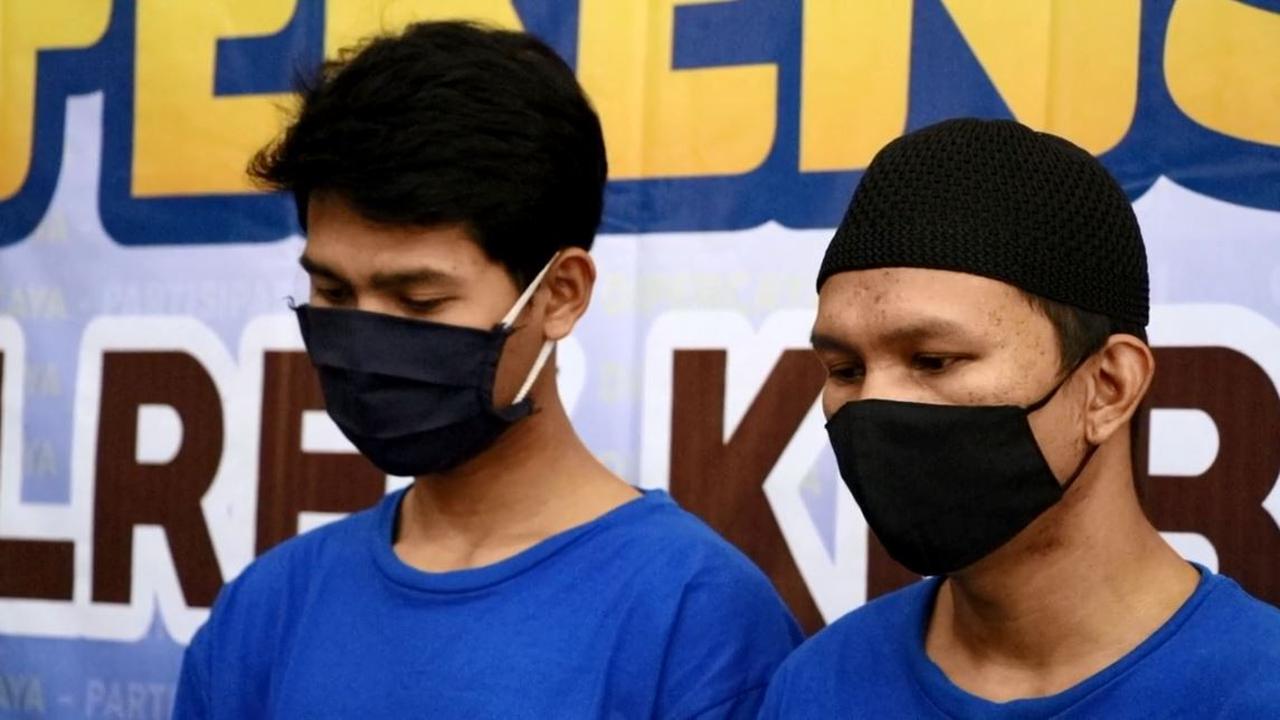 Aparat Polres Kebumen menangkap dua tersangka maling kambing. (Foto: Liputan6.com/Humas Polres Kebumen)