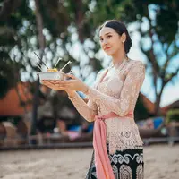Anya Geraldine jadi gadis Bali (Instagram/anyageraldine)