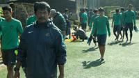 Pelatih Timnas Indonesia U-19, Indra Sjafri, dan skuatnya saat latihan di Lembang, Rabu (25/10/2017). (Bola.com/Muhammad Ginanjar)