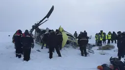 Petugas saat mengevakuasi para korban kecelakaan helikopter di dekat kota Igarka, Krasnoyarsk , Rusia, Kamis (26/11). Belum diketahui penyebab jatuhnya helikopter tersebut. (REUTERS)