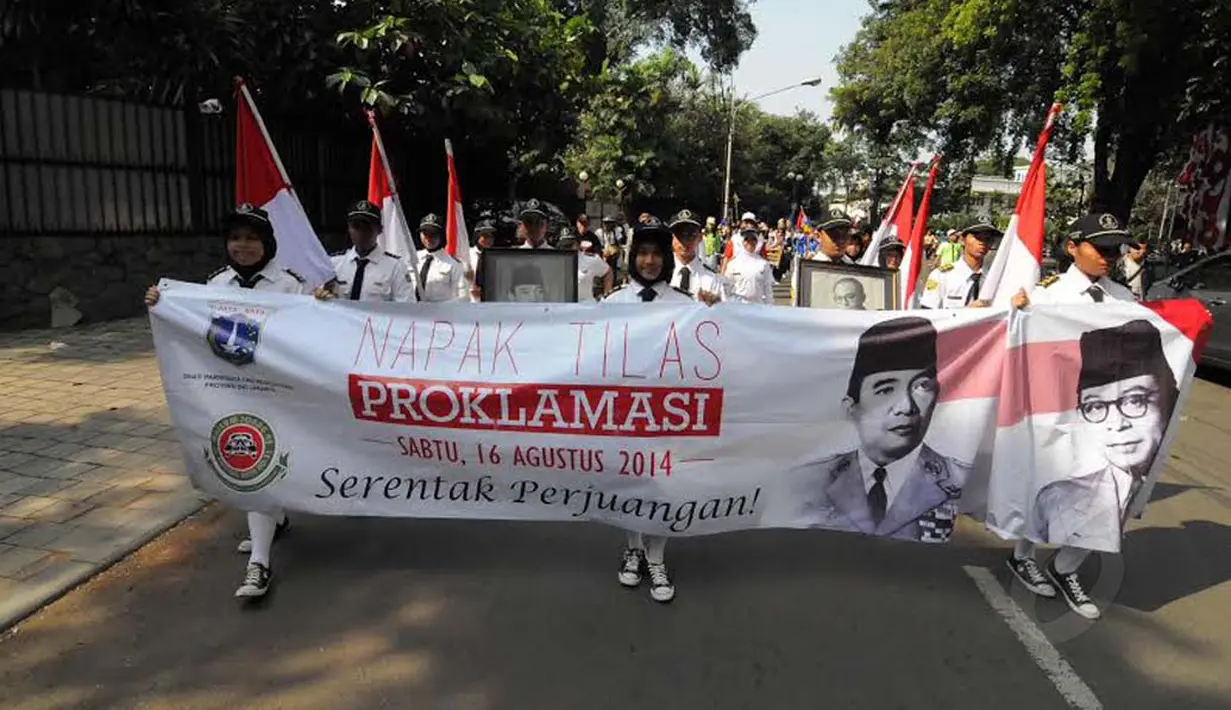 Pawai Tapak Tilas ini diikuti oleh ratusan peserta dengan membawa spanduk   dan perlengkapan layaknya pejuang kemerdekaan (Liputan6.com/Herman Zakharia)