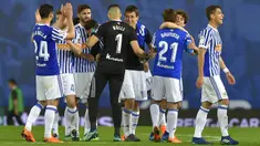 Para pemain Real Sociedad merayakan kemenangan atas Atletico Madrid pada laga La Liga di Stadion Municipal de Anoeta, Kamis (19/4/2018). Real Sociedad menang 3-0 atas Atletico Madrid. (AFP/Ander Gillenea)