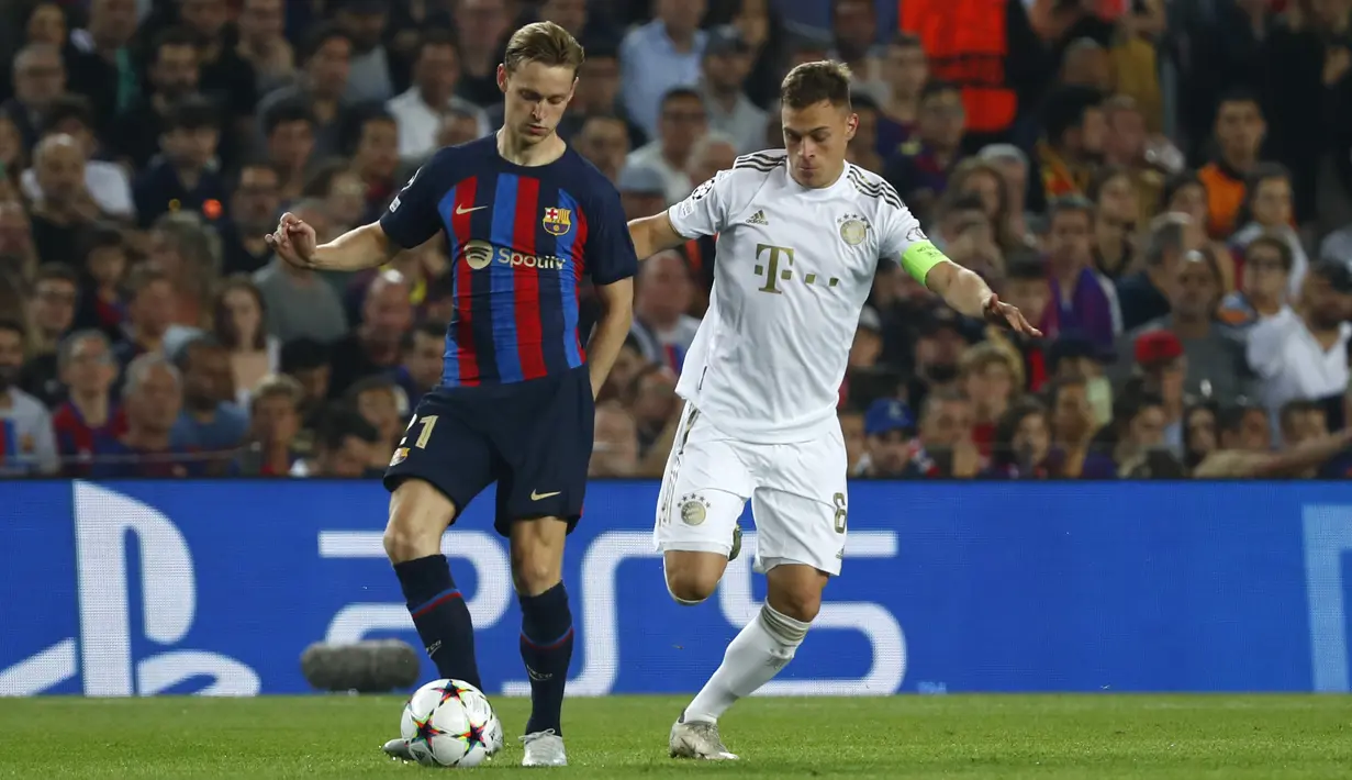 Gelandang Barcelona Frenkie de Jong bersaing dengan bek Bayern Munchen Joshua Kimmich pada matchday kelima Grup C Liga Champions di Camp Nou, Barcelona, Spanyol, Kamis (27/10/2022). Bermain di depan pendukungnya sendiri, Barcelona benar-benar kesulitan menghadapi Bayern Munchen. (AP Photo/Joan Monfort)