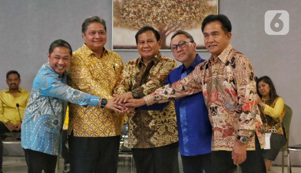 Ketum Partai Gerindra sekaligus bacapres, Prabowo Subianto (tengah) bersama Ketum Partai Golkar Airlangga Hartanto (kedua kiri), Ketum PAN Zulkifli Hasan (kedua kanan), Ketum PBB Yusril Ihza Mahendra (kanan) dan Ketum Gelora Anis Matta (kiri) sesaat sebelum melakukan rapat tertutup di kantor DPP Golkar, Jakarta, Kamis (14/9/2023). (Liputan6.com/Angga Yuniar)