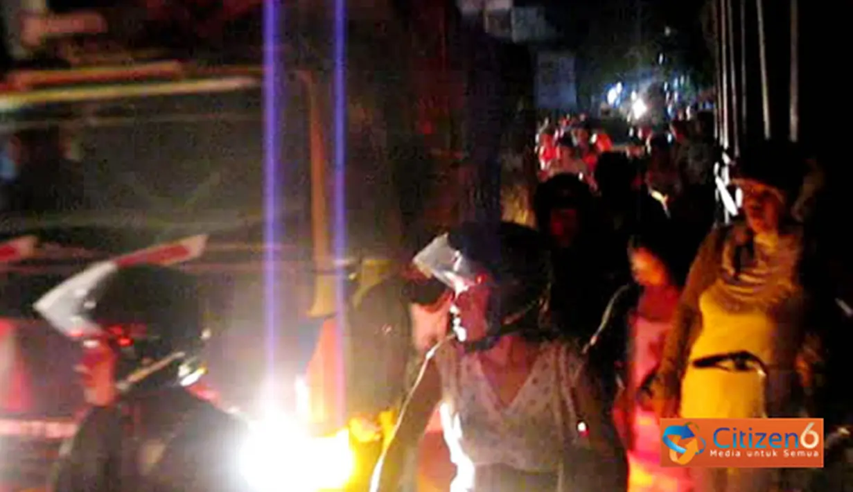 Citizen6, Kalimantan Barat: Kebakaran hebat terjadi di Kelurahan Tengah Kecamatan Delta Pawan, Kabupaten Ketapang, Senin (6/6) malam. Akibatnya kemacetan terjadi di jembatan satu Ketapang. (Pengirim: Pionerson)