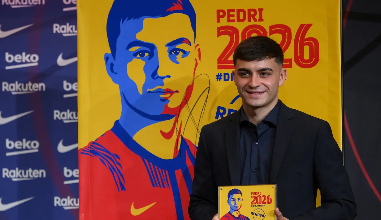 Pedri. Pemain muda Barcelona dan timnas Spanyol ini meraih trofi Golden Boy edisi 2021 usai menyisihkan gelandang muda Borussia Dortmund, Jude Bellingham. Penampilan memikatnya bersama Timnas Spanyol di Euro dan Olimpiade tahun 2020 menjadi pembuktian kualitasnya. (AFP/Lluis Gene)