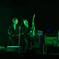 Tak hanya mereka yang dewasa, para millennials juga nikmati nostalgia dengan Travis di We The Fest 2019. (Adrian Putra/Fimela.com)
