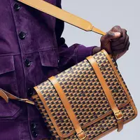 Bally memperkenalkan Motif Pennant, terinspirasi dari desain vintage bendera olahraga yang menjadi arsip dari rumah mode ini. [Foto: Instagram/ Bally]