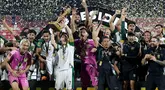 Kapten Persebaya Surabaya, Francisco Rivera, mengangkat trofi juara Piala Presiden 2026 saat perayaan kemenangan usai mengalahkan Persib Bandung pada laga final di Stadion Kapten I Wayan Dipta, Gianyar, Bali, Kamis (6/8/2026). Persebaya memastikan gelar juara perdana setelah menang dramatis 6-5 lewat adu tendangan penalti, menyusul hasil imbang 1-1 hingga babak tambahan waktu. (KapanLagi.com/Budy Santoso)