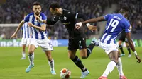 Pemain Lazio Felipe Anderson (tengah) berebut bola dengan pemain Porto Joao Mario (kiri) dan Chancel Mbemba pada pertandingan Liga Europa di Stadion Dragao, Porto, Portugal, 17 Februari 2022. Porto menang 2-1. (AP Photo/Luis Vieira)