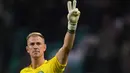 Joe Hart setelah berakhirnya laga Grup F Liga Champions 2022/2023 menghadapi Real Madrid di Celtic Park Stadium, Glasgow (6/9/2022). Kiper asal Inggris yang sejak awal musim 2021/2022 membela Glasgow Celtic ini memiliki keahlian lain pada cabor kriket. Tidak main-main, pada 2007 ia merambah karier profesionalnya di cabor kriket dengan bergabung bersama Shrewsbury yang berkompetisi di Birmingham League Premier Division. Dengan alasan ingin lebih fokus ke sepak bola, ia hanya menjalani karier kriketnya selama dua tahun. (AFP/Andy Buchanan)