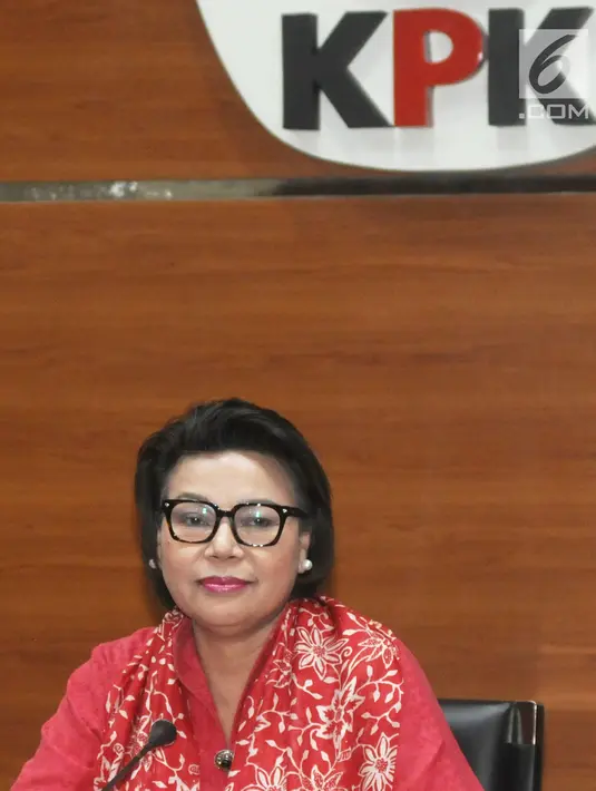 Wakil Pimpinan KPK, Basaria Panjaitan memberi keterangan pers terkait OTT anggaran pendidikan Cianjur di gedung KPK, Jakarta, Rabu (12/12). KPK menetapkan Bupati Cianjur Irvan Rivano Muchtar dengan barang bukiti uang Rp1,5M. (merdeka.com/Dwi Narwoko)