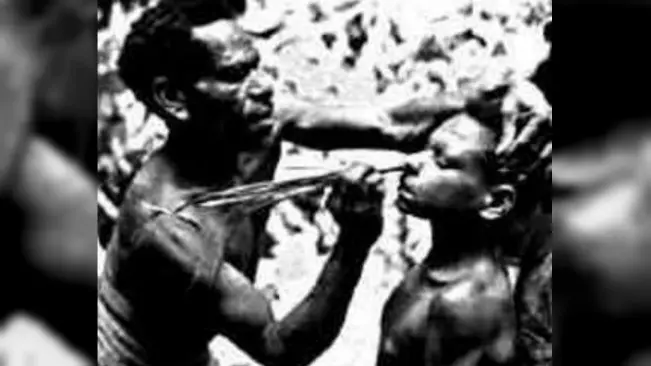 Bagian pendewasaan kaum pria muda suku Sambia, Papua Nugini. (Sumber WikiFoundry)