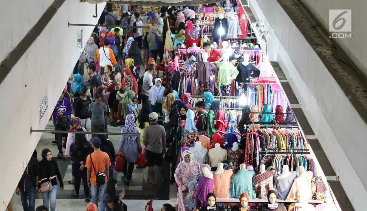 Sejumlah calon pembeli memilih pakaian di Pasar Tanah Abang, Jakarta, Minggu (18/6). Jelang Lebaran, pusat tekstil tersebut dipenuhi pengunjung yang mencari busana muslim untuk hari raya Lebaran. (Liputan6.com/Immanuel Antonius)