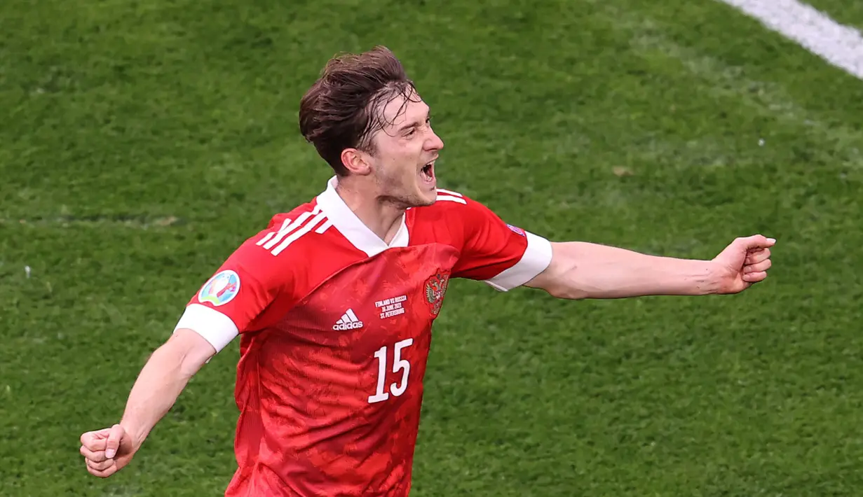 Akhirnya kebuntuan Rusia pecah pada dua menit injury time sebelum turun minum. Aleksei Miranchuk berhasil melesatkan bola lewat kaki kirinya setelah menerima umpan dari Dyzuba. Rusia berhasil unggul 1-0 atas Finlandia di babak pertama pertandingan. (Foto: AFP/Pool/Anton Vaganov)
