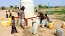 Warga Yaman yang mengungsi mengantre di tempat penampungan air untuk mengisi jeriken di Distrik Abs, Provinsi Hajjah, Yaman, 10 Oktober 2026. Banyak pengungsi terpaksa meninggalkan rumah mereka akibat konflik yang berlangsung di wilayah utara Yaman. (Essa Ahmed/AFP)
