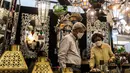 Pengunjung mengamati produk yang dipamerkan pada pameran International Handicraft Trade Fair (INACRAFT) di Jakarta Convention Center (JCC), Senayan, Jakarta, Kamis (24/3/2022). Setelah vakum selama dua tahun lamanya, Jakarta INACRAFT akhirnya akan kembali digelar. (Liputan6.com/Johan Tallo)