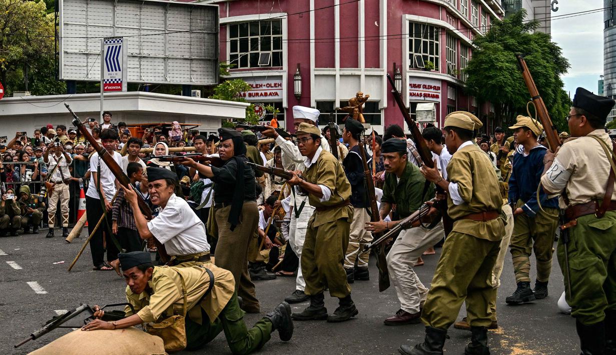 Anggota Komunitas Roode Brug Soerabaia dan Reenactor Indonesia berpartisipasi dalam reka ulang Pertempuran Surabaya, pada Minggu 2 November 2025. Mengusung tema “Surabaya Epic”, parade kali ini diikuti lebih dari dua ribu peserta dari berbagai komunitas dan latar belakang. (Juni KRISWANTO/AFP)