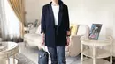 Blazer berwarna juga tak pernah salah digunakan. Memadukandengan kaos putih polos dan high heels senada, penampilan BUnga Zainal ini banjir pujian. (Liputan6.com/IG/@bungazainal05)