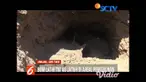 Anggota TNI dan aparat kepolisian mendatangi area perkebunan tebu milik Sumiyati di Lumajang untuk mengamankan dan evakuasi bom latih yang jatuh saat latihan.
