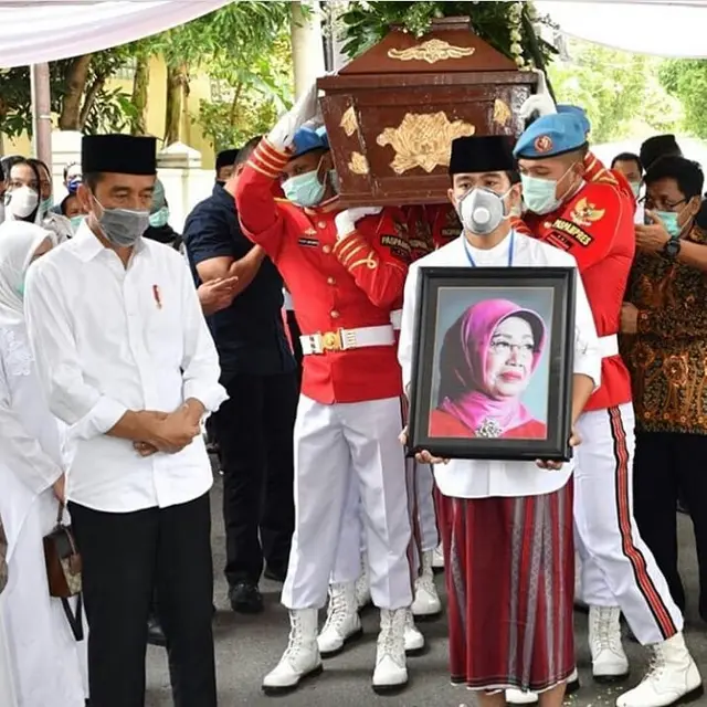 7 Momen Jokowi Kuburkan Ibundanya, Turun Langsung ke Liang Lahat