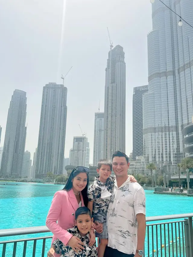 Titi Kamal Liburan Dubai