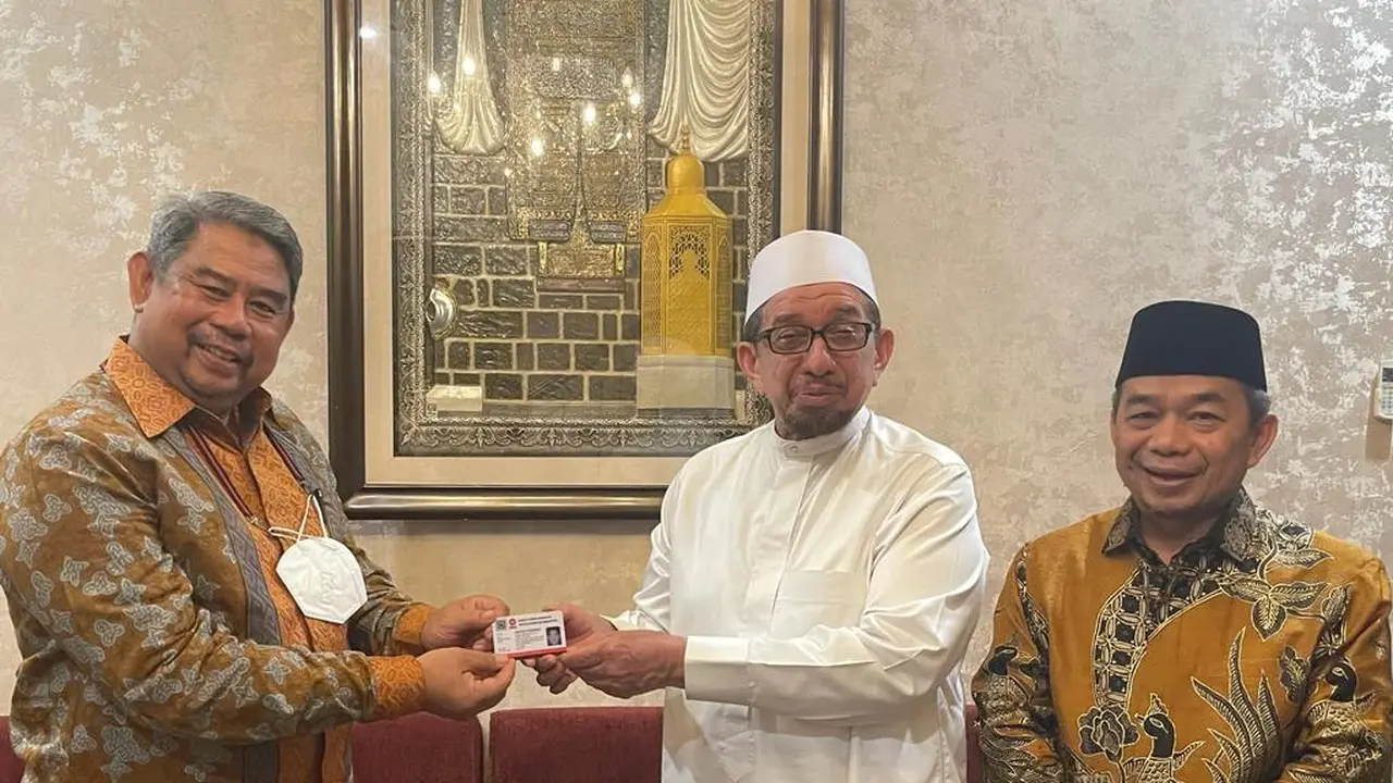 Partai Keadilan Sejahtera atau PKS menyambut hangat bergabungnya Jenderal Purnawirawan TNI AL Darajat Hidayat ke partainya.