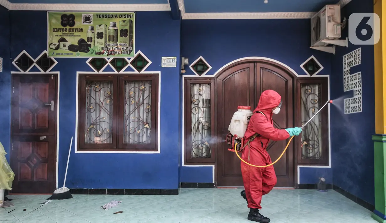 Petugas damkar Kecamatan Cipayung menyemprotkan disinfektan saat sterilisasi wilayah Zona Merah di RT 003/003, Kelurahan Cilangkap, Jakarta, Selasa (25/5/2021). Kawasan ini setelah ditetapkan sebagai Zona Merah usai lebih dari 100 warga dikabarkan positif Covid-19. (merdeka.com/Iqbal S Nugroho)