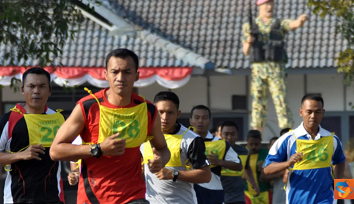 Citizen6, Gedangan: Sekitar 45 orang Perwira Marwiltim mengikuti tes samapta A berupa lari selama dua belas menit dan B berupa full-up, sit-up, push-up, dan sutle Run di lapangan apel Brigif-1 Marinir Gedangan, Jumat (31/8). (Pengirim: Diyat Akmal)