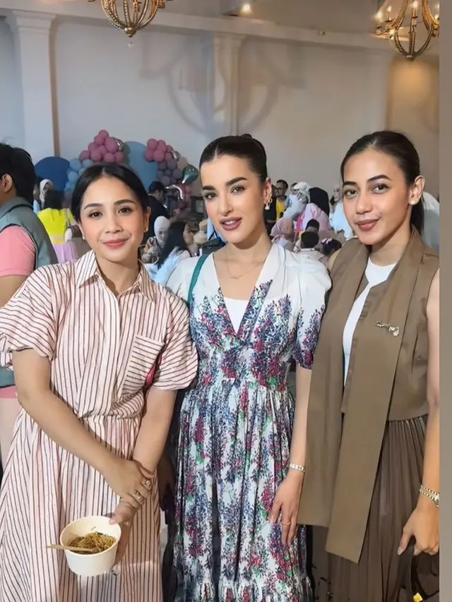 Gaya Publik Figur Hadir di Ulang Tahun Azura ke-1 Anak Kedua Atta Halilintar dan Aurel Hermansyah.