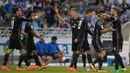 Para pemain Real Madrid merayakan keberhasilan menaklukkan Real Sociedad. Kemenangan ini membawa Madrid ke posisi dua klasemen, satu tingkat di bawah Barcelona. (Reuters/Vincent West)