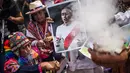 Dukun melakukan ritual pembawa keberuntungan pada gambar pemain tim nasional (timnas) Peru menjelang leg kedua babak play-off Piala Dunia 2018 kontra Selandia Baru, di Lima, Selasa (14/11). (ERNESTO BENAVIDES/AFP)