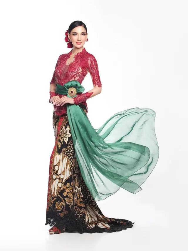 Gaya Ghina Raihanah saat Pakai Kebaya (Foto: Instagram @ghinarai)