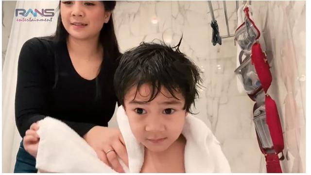 Setelah ia berdandan, ia memandikan Rafathar menjadi rutinitas paginya.