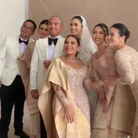 Keluarga Hotman Paris di Pemberkataan Frank-Winona. [@myrnamyura]