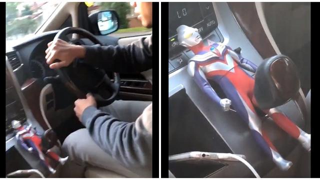 Dapat Hadiah Ultraman dari Pacar, Pria Ini Selalu Membawanya Kemanapun