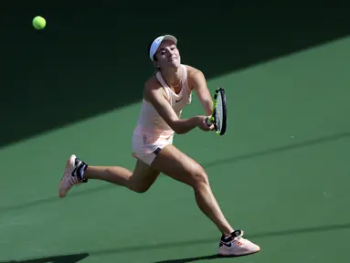 Petenis wanita AS Catherine Bellis memukul bola saat melawan petenis Belgia, Elise Mertens dalam Kejuaraan Dubai Duty Free Tennis Championship di Dubai (20/2). Bellis merupakan petenis profesional  yang masih berusia 18 tahun. (AP Photo / Kamran Jebreili)