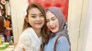 Cesen, eks member JKT48 generasi 3. Sebagai eks member, tentu Cesen sangat dekat dengan para eks member lainnya. Seperti saat abadikan momen berfoto dengan Melody Laksani.(Liputan6.com/IG/ceseniy)