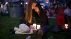 Sejumlah warga melakukan aksi simpatik mengenang korban penembakan di Kampus Umpqua Community College di Roseburg, Sabtu (3/10/2015). Setidaknya 15 orang tewas dalam peristiwa tersebut. (REUTERS / Lucy Nicholson)