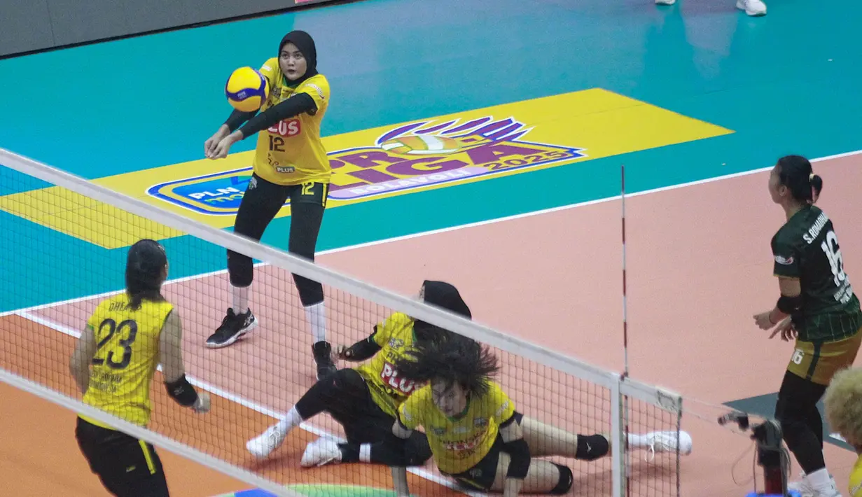 Tim putri Jakarta Popsivo Polwan berhasil menyapu bersih kemenangan dalam dua laga di Malang. Teranyar, Popsivo Polwan memukul Gresik Petrokimia Pupuk Indonesia dalam lanjutan PLN Mobile Proliga 2025. (Dok. PLN Mobile Proliga 2025)