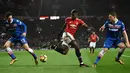 Gelandang Manchester United Paul Pogba berebut bola dengan pemain Stoke City, Ramadan Sobhi dan Kevin Wimmer pada laga pekan ke-23 Premier League 2017-2018 di Old Trafford, Senin (15/1). Manchester United melibas Stoke City 3-0. (Oli SCARFF/AFP)