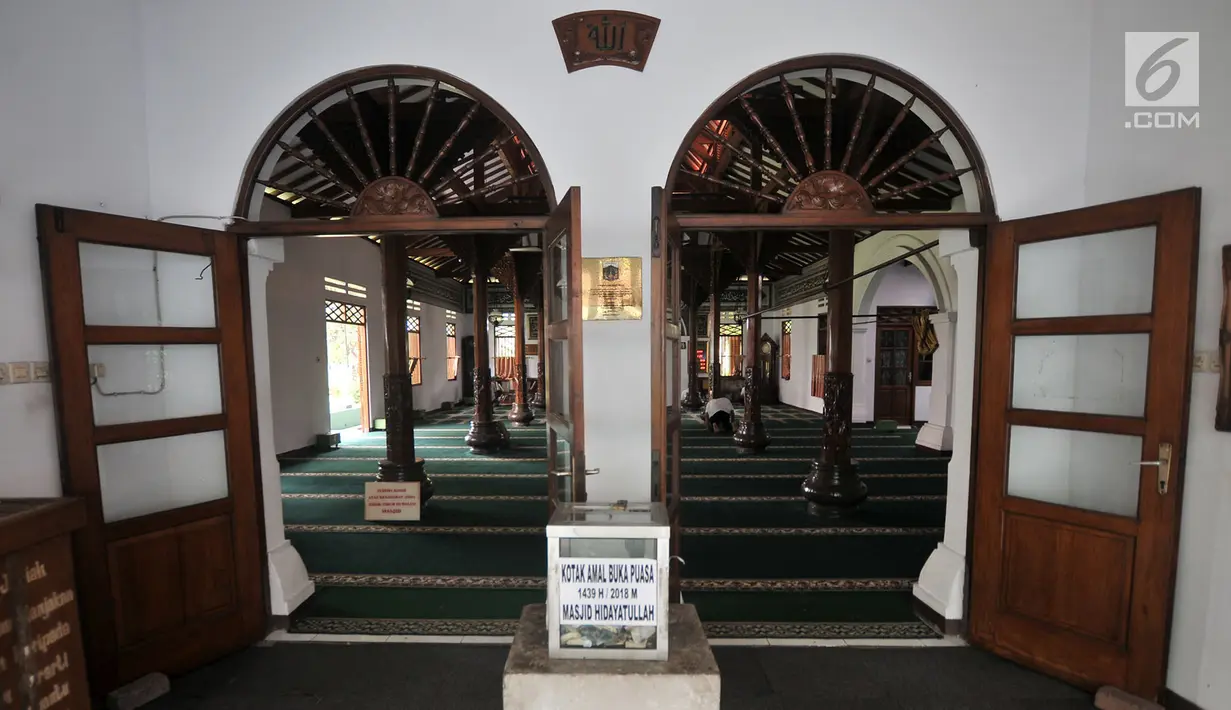 Tampak pintu utama Masjid Hidayatullah di Setiabudi, Jakarta, Senin (28/5). Masjid ini merupakan salah satu masjid tertua di Jakarta yang didirikan 1747 di atas tanah yang diwakafkan saudagar bernama Muhammad Yusuf. (Merdeka.com/Iqbal S Nugroho)